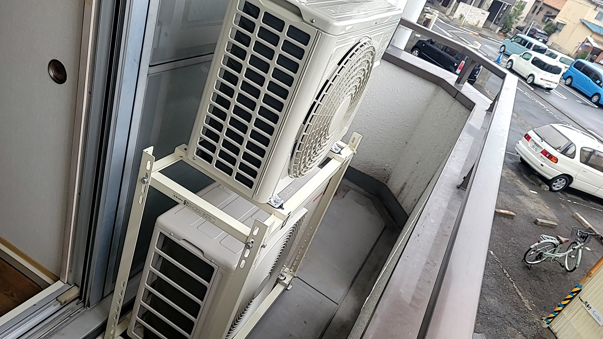 愛西市エアコン2台室外機二段置き新規工事